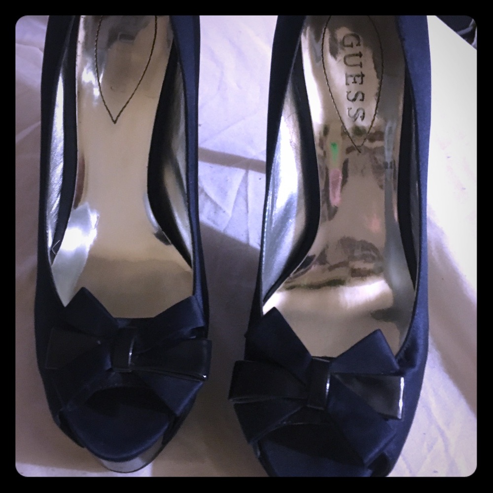 Guess Pumps